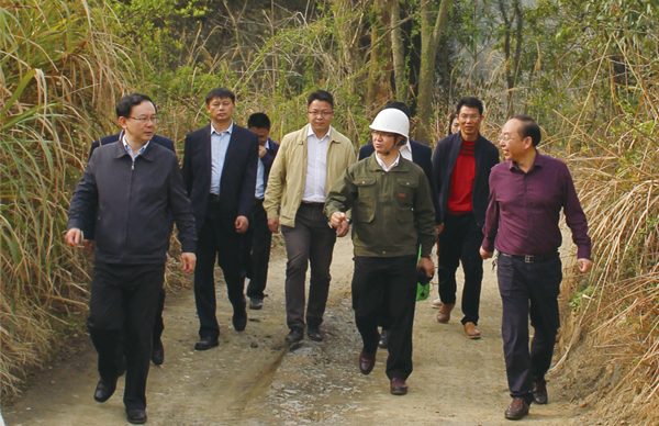 ?時(shí)任贛州市委常委、副市長劉文華等一行調(diào)研我司龍南縣稀土礦山尾水收集治理項(xiàng)目