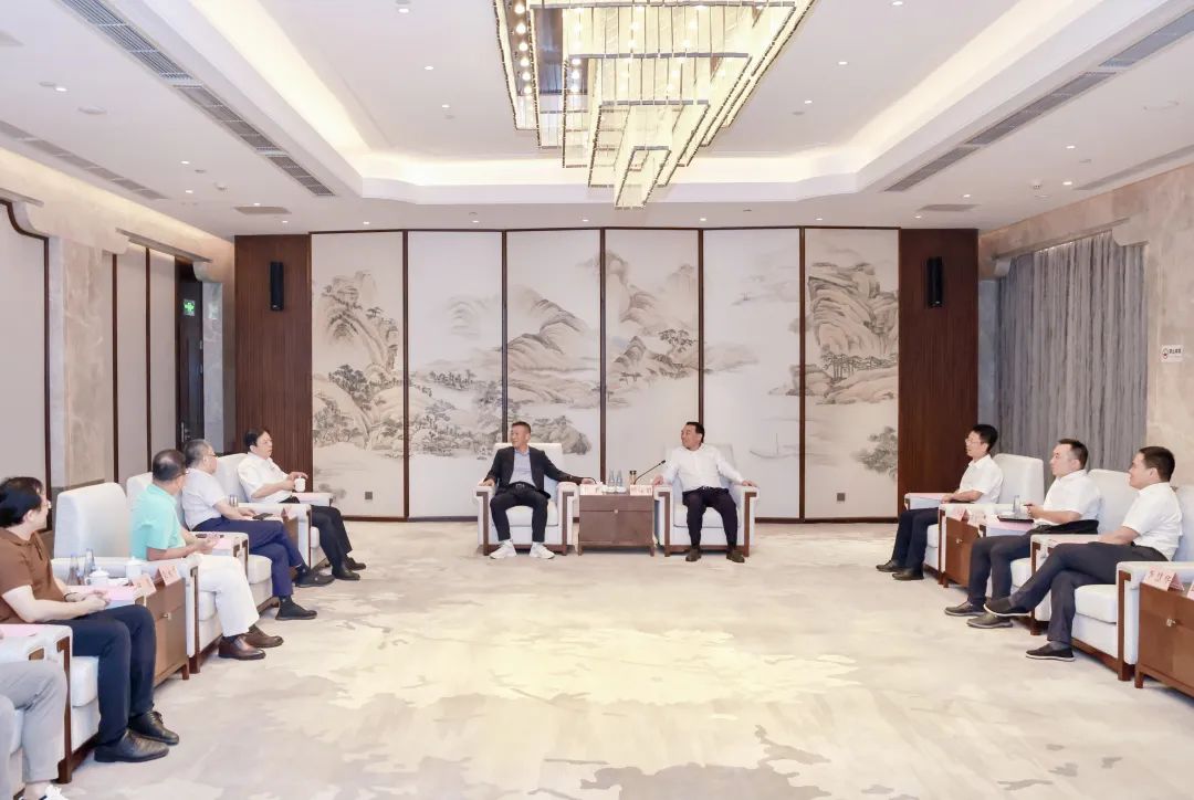 江西省萍鄉(xiāng)市委副書(shū)記、市長(zhǎng)熊運(yùn)浪會(huì)見(jiàn)天高集團(tuán)李平總裁一行